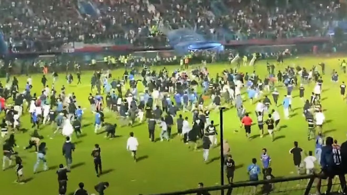 Tragedie inimaginabilă la derby-ul din Indonezia! Un fost fotbalist din Liga 1, martor: „Din ce știu, sunt 200 de morți” | VIDEO