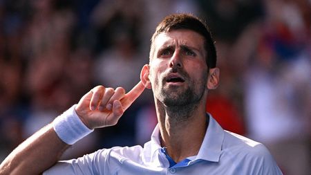 Novak Djokovic, primul semifinalist de la Australian Open! Show total făcut de sârb: l-a „pupat" pe Nick Kyrgios înainte de a se califica pentru a 11-a oară în careul de ași la Melbourne. VIDEO