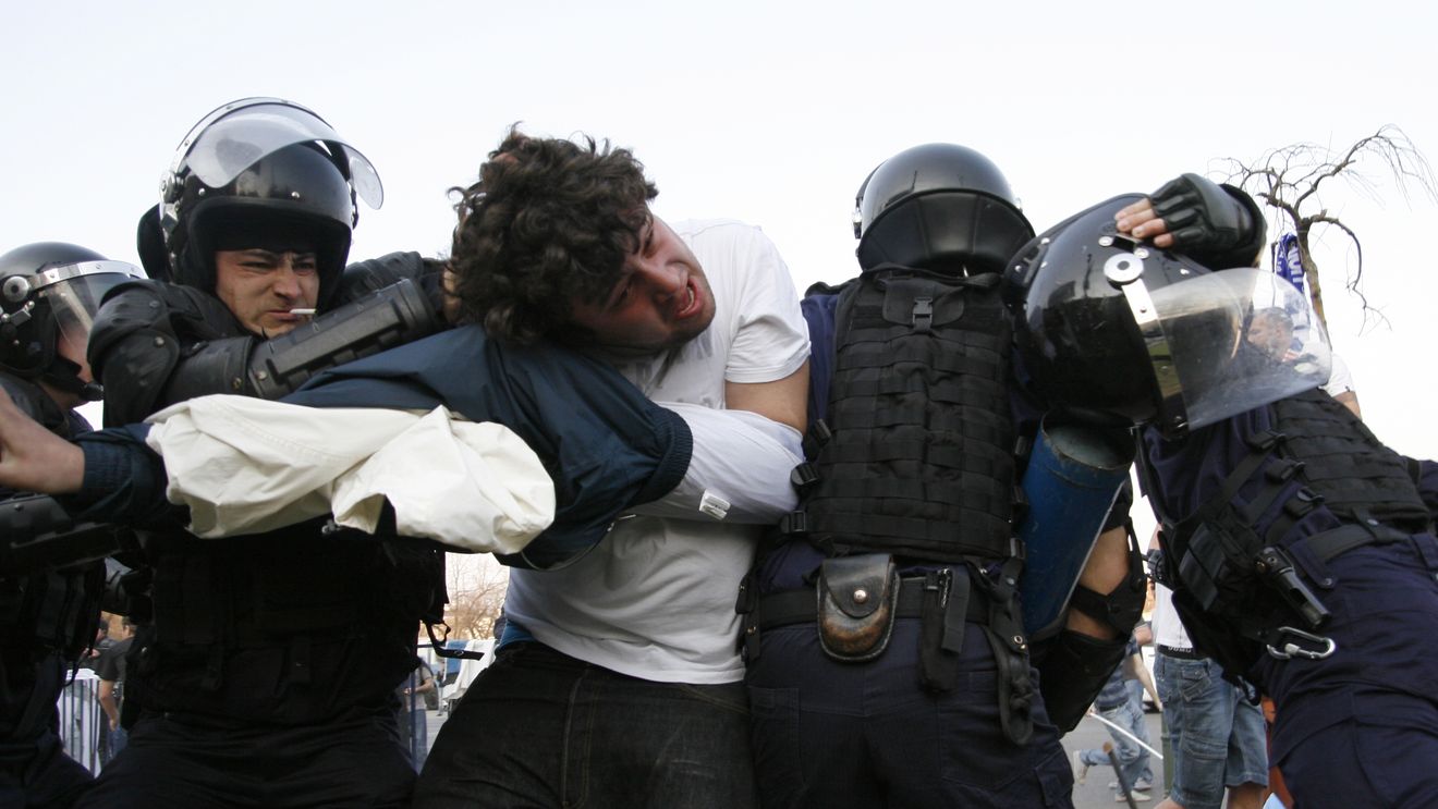 'Rușine, fotografule!'** INCREDIBIL Ce avea, de fapt, jandarmul fumător în gură :)) FOTO Jandarmeria a rezolvat cazul: "E trucaj"