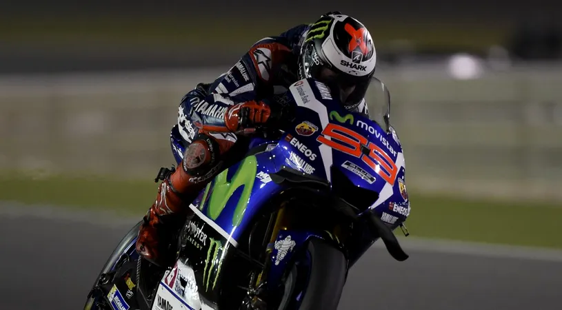 Jorge Lorenzo pleacă din pole position în prima cursă MotoGP a anului. Un nou conflict pe circuit între Rossi și Lorenzo