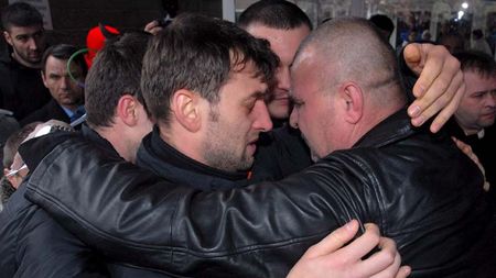 Petre Cozma este încurajat de handbaliștii de la Vesprem