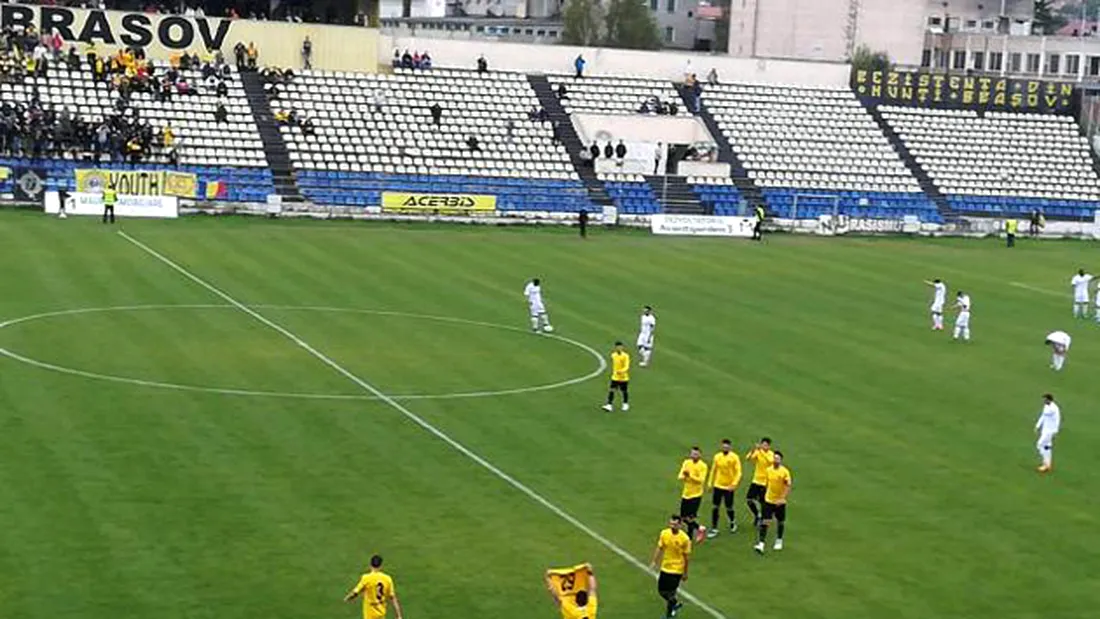 Strătilă marchează din penalty, SR Brașov câștigă la limită meciul cu Flacăra Horezu.** Stegarii rămân în lupta pentru promovare