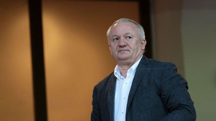 Gemenii arbitrajului s-au certat iar:** "Lui Crăciunescu îi râde mustața de fericire când pierd! Să bage el bani, să înnebunească"