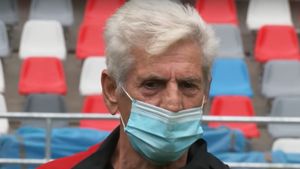 Vasile Iordache, în tricoul Stelei, pe noua arenă din Ghencea, chiar de ziua sa: „Mă bucur că trăiesc până la 70 de ani și calc pe un stadion modern” | VIDEO