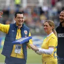 Răzvan Burleanu, primit ca un superstar de miile de fani români! Preşedintele FRF, ovaționat şi asaltat pentru autografe