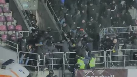 Imaginile momentului. Poliția a intervenit în forță după bătaia de la Rapid - Petrolul şi a pus în aplicare 9 mandate de percheziție domiciliară!