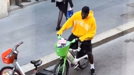 Milionarul modest. A făcut cumpărături într-un magazin de lux din Milano şi a plecat spre casă cu o bicicletă închiriată prin Uber