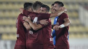 ULTIMA ORĂ | Absență importantă pentru CFR Cluj la derby-ul cu Universitatea Craiova. Are COVID-19 și nu joacă în Bănie