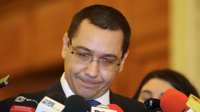 Ponta condamnă "gestul inacceptabil" al fanilor echipei Rapid de a incendia drapelul Ungariei