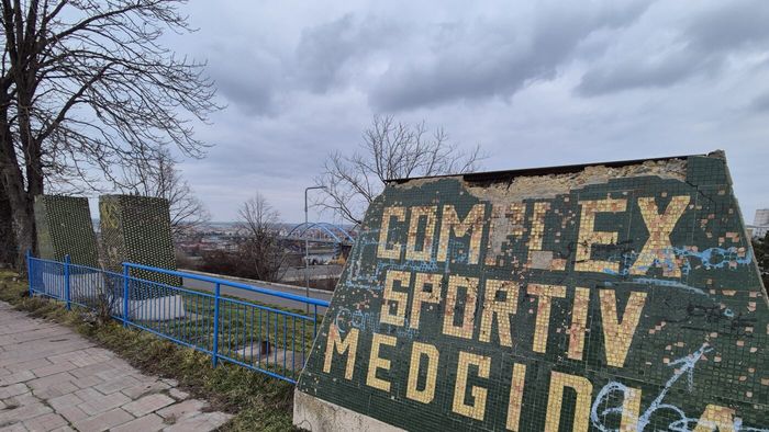 Cum arată azi stadionul din Medgidia, arenă care strângea 40.000 de spectatori la un meci. Legenda spune că s-a umplut o singură dată, în 1984. SPECIAL