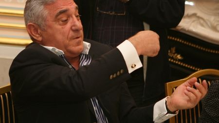 Zicu, model pentru granzii din Spania?** "La BarÃ§a-Real, pe Messi ar trebui să-l aducă cu elicopterul, pe Ronaldo cu naveta spațială!":)