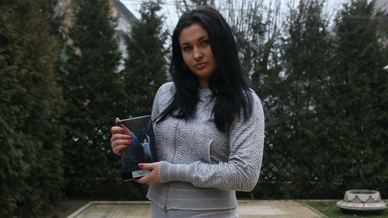 Bianca, **fata cu ciocanul