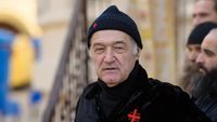 Gigi Becali a intervenit fără milă la pauză! A dat afară doi fotbaliști din echipa FCSB după 45 de minute cu Craiova, deși unul dintre ei a fost eroul campioanei