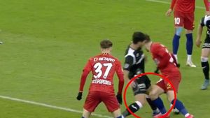 Greșeală mare de arbitraj la FCSB - Poli Iași! Centralul Marian Barbu nu a acordat un penalty, după ce Darius Olaru a fost faultat în careu