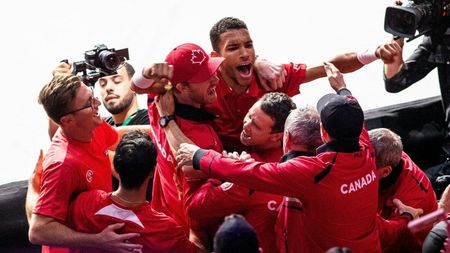 S-a încheiat finala Cupei Davis 2022! Canada a câștigat în premieră „Salatiera de argint", sub privirile lui Novak Djokovic | VIDEO