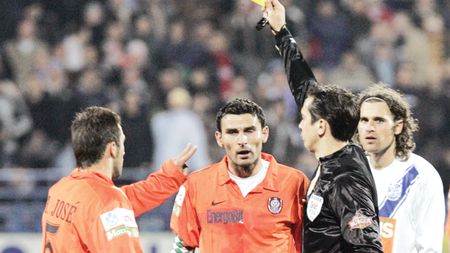 Trică: „Ieșiți de pe teren!"