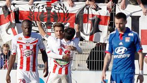 FOTO Dacă mai face încă o partidă ca asta, îi ridică statuie!** Mutu a devenit "îmblânzitorul de lei" în Corsica! Cum îl răsplătesc fanii Ajaccio