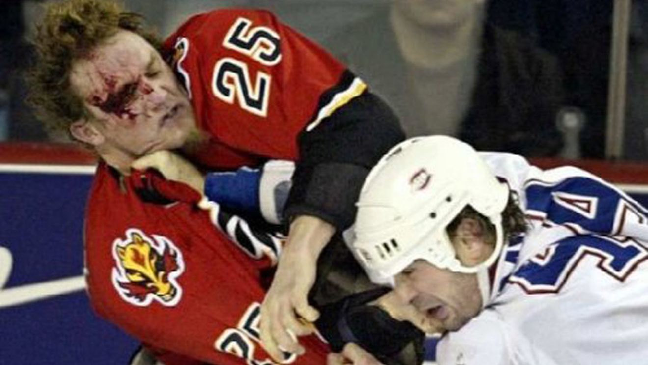 Un jucător canadian de hochei a murit, după o bătaie pe gheață!