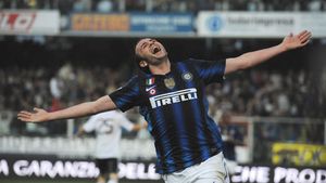 Inter amână IREAL fiesta rivalei Milan!** Pazzini marchează de două ori în prelungiri și își menține echipa în cursa pentru titlu