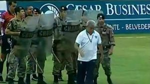 VIDEO Un cartonaș roșu a dezlănțuit infernul!** Arbitrul, scos de pe teren de scutieri! Totul s-a întâmplat la un meci de juniori