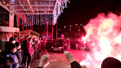 Fanii lui Dinamo au pornit „revoluția” și la Pitești. Suporterii i-au încurajat pe jucători înaintea partidei cu FC Argeș, primul meci după plecarea lui Cosmin Contra | VIDEO
