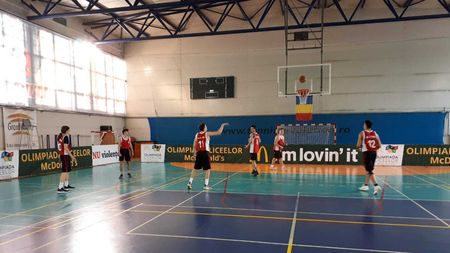 FOTO | S-au stabilit echipele finaliste de baschet, feminin și masculin, la Olimpiada Liceelor McDonald's. Duminică, începând cu ora 8:30, la CSȘ 6 București, se vor decide campionii