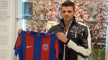 FOTO Valentin Iliev s-a fotografiat cu tricoul Stelei!** Marți se va antrena cu restul lotului