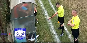 Se întâmplă în România! Arbitrul a oprit meciul și a poftit ”după gard” antrenorul și jucătorii de pe banca de rezerve dacă vor continua să procedeze la fel | VIDEO de senzație