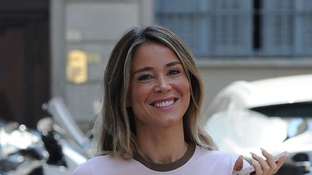 Interzis cardiacilor! Cea mai frumoasă prezentatoare TV s-a filmat în timp ce făcea duș la piscină