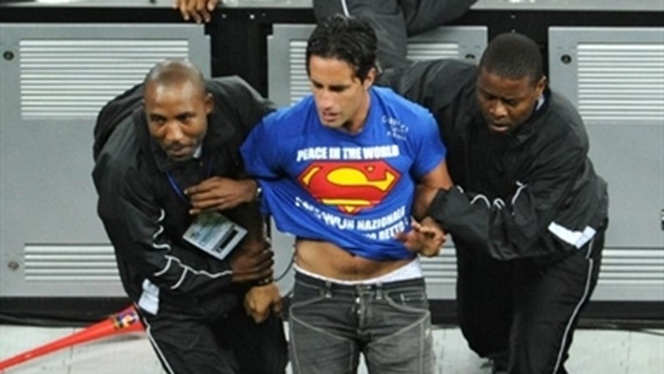 Ce s-a întâmplat cu fanul italian care a intrat pe gazon la Cupa Mondială? Tocmai a fost deportat din Qatar. „A fost eliberat"