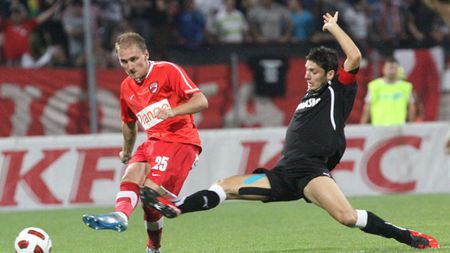 Țară, țară, vrem fundași! "Să ai de ales între Scarlatache și Homei e de un sadism grotesc "