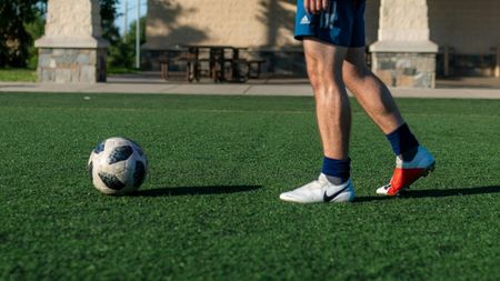 (P) Echipamentul Esențial Pentru Fotbaliști: Performanță, Confort și Siguranță pe Teren