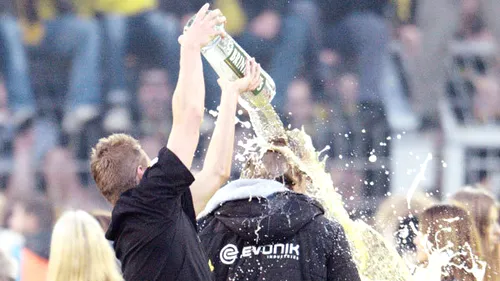 Titlu scăldat în bere!** Dortmund a câștigat al doilea campionat consecutiv