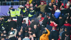 Bătaie generală pe Wembley! Fanii maghiari, scandal cu forțele de ordine la meciul Anglia - Ungaria | VIDEO