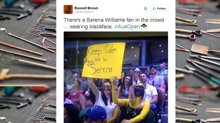 Glumă controversată la Australian Open: o spectatoare a purtat la meciul Serenei Williams o mască neagră. Reacțiile de pe Twitter au fost dure