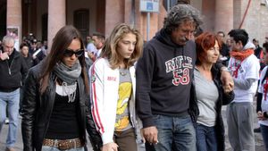 FOTO Adio, Super Sic!** Mii de oameni l-au condus pe ultimul drum pe Marco Simoncelli