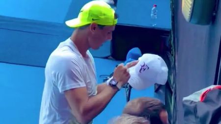 Cum a reacționat Rafael Nadal când i s-a cerut autograf pe o șapcă marca Roger Federer! Spaniolul, pus în fața unei situații neașteptate înainte de Australian Open | FOTO