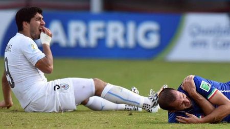 Explicația lui Luis Suarez, după ce a fost acuzat că l-a mușcat pe Chiellini: "M-am sprijinit de umărul lui"