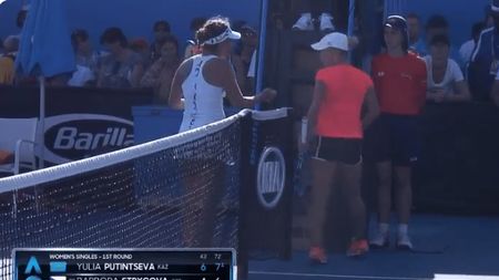VIDEO | Așa nu! Moment foarte urât petrecut la finalul unui meci de la Australian Open. Un lucru normal s-a transformat în motiv de ceartă pe teren: „De ce a făcut asta?"