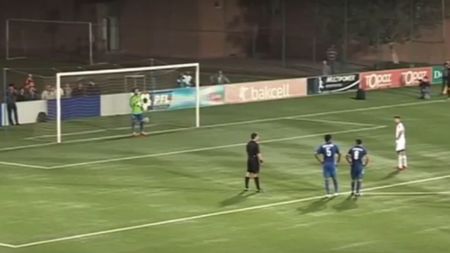 Gest superb de fair-play. VIDEO | Arbitrul a acordat greșit penalty, el a fost aplaudat de adversari după executarea loviturii de la 11 metri. Cum a trimis