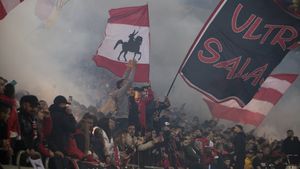 "Familia Dinamo e mare!" Suporterii de lux pe care i-a avut Dinamo la victoria mare cu FCSB. Pe cine au văzut ultrașii în peluză | FOTO