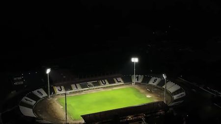 Neverosimil! Au montat stâlpii de nocturnă pe pista de atletism la stadionul din România!