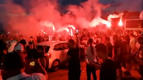 VIDEO | A început petrecerea la Pitești! Fanii Argeșului au sărbătorit în jurul stadionului promovarea în Liga 1 cu torțe și au scandat numele lui Nicolae Dobrin. Manifestația s-a mutat apoi în centrul orașului