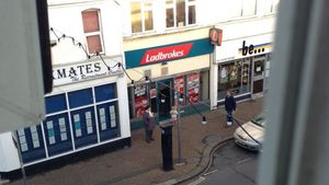 VIDEO Pariurile i-au luat mințile unei mame!** Și-a lăsat copilul în stradă "ca pe un câine!"