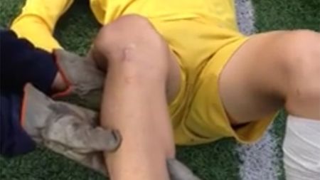 VIDEO ȘOCANT | Un fotbalist amator a suferit o accidentare teribilă: paramedicii i-au pus genunchiul la loc chiar pe teren