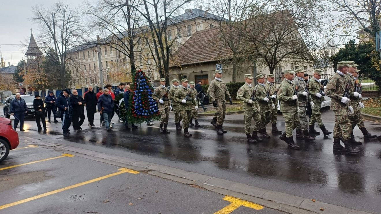 Emeric Ienei a fost înmormântat cu onoruri militare. Legendarul antrenor al Stelei a fost condus pe ultimul drum de 500 de oameni