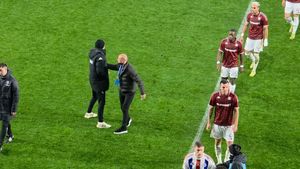 Scandal monstru la Rapid - Oțelul! Oficial al giuleștenilor, oprit cu greu să nu se ducă la arbitru