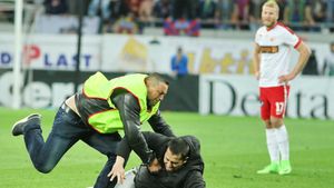 Oficialii dinamoviști au găsit scuza pentru incidentele de la derby-ul cu FCSB. Motivul pentru care fanii ar fi pătruns pe teren: "Știm de ce au făcut asta..."