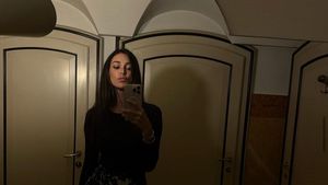 A făcut striptease pentru Adrian Mutu, iar acum surprinde. „Sunt singură”