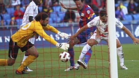 Frei terorizează Elveția**: Basel - Neuchatel 4-1